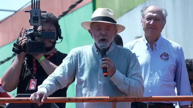 Lula pede ‘menos faixas e mais entusiasmo’ a apoiadores durante ato de campanha em SP