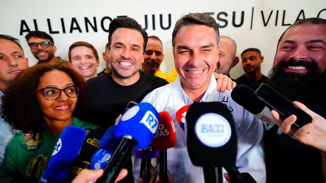 Flávio Bolsonaro anuncia apoio de Pablo Marçal à sua campanha: 'Grande empreendedor'