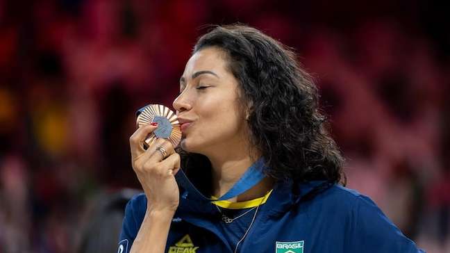 Carolana, ex-seleção de vôlei, revela diagnóstico de câncer e diz estar fora de perigo: ‘A gente se encontra já já nas quadras’