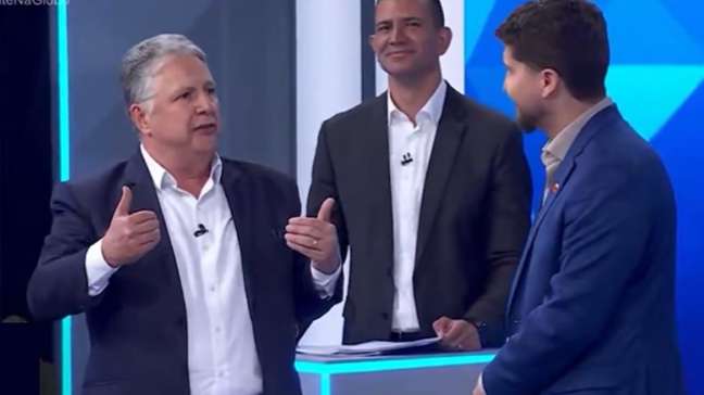 Garotinho faz adversários rirem ao dizer que criou programa ‘Leitinho Feliz’ em debate da Globo