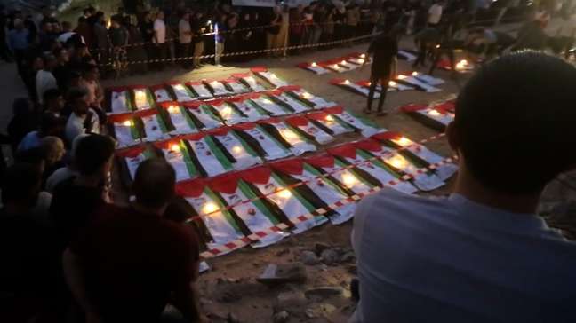 Palestinos velam 105 vítimas de bombardeios em Gaza quase três anos após ataques