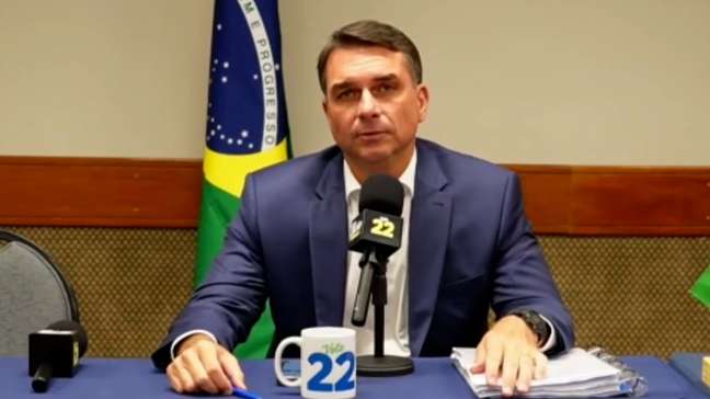Flávio Bolsonaro cita ‘censura’ após cancelamento de debate na Globo e não menciona desistência em live