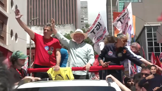 Lula chega a ato de campanha em São Paulo e cumprimenta apoiadores