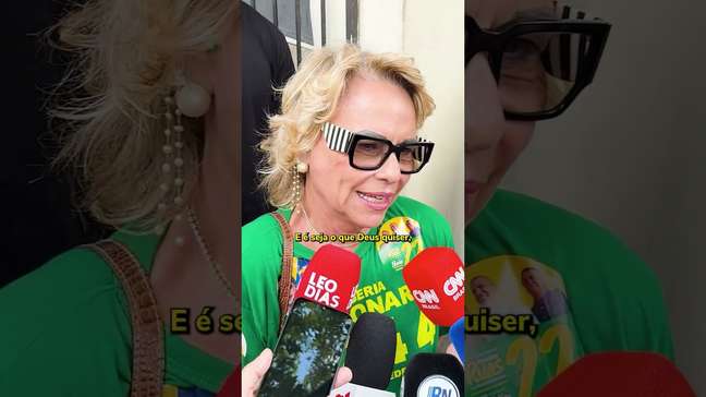 Mãe de Flávio diz que, se filho for eleito, vai receber a faixa presidencial das mãos do pai #shorts