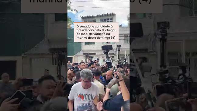 Flávio Bolsonaro chega para votar em meio a tumulto no Rio de Janeiro #shorts