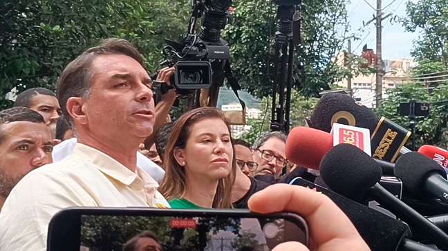 Flávio Bolsonaro diz que pretende ‘garantir a liberdade de imprensa’ caso seja eleito