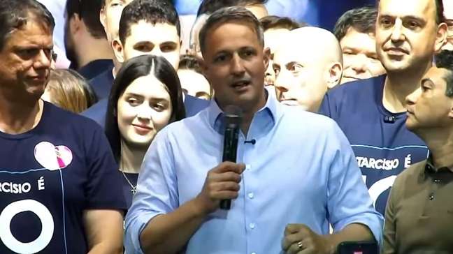 Derrite reafirma apoio a Flávio Bolsonaro no 2º turno após vitória ao Senado: 'Força total'