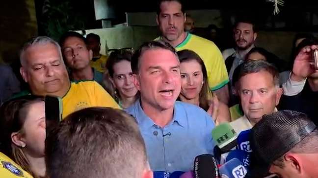 Flávio Bolsonaro diz estar ‘satisfeito’ com resultado do 1º turno: ‘É o fim da era do PT’