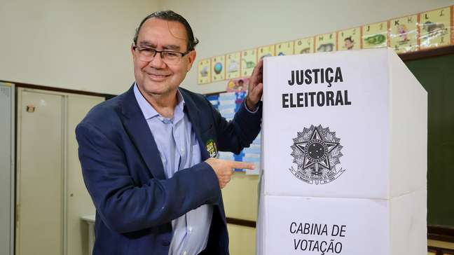 Sem declarar apoio a Lula ou Flávio, Augusto Cury agradece votação e diz que ‘plantou sementes’