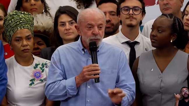 Lula desafia Flávio Bolsonaro a votar a favor do fim da escala 6x1 e ironiza ‘negociar com patrão’