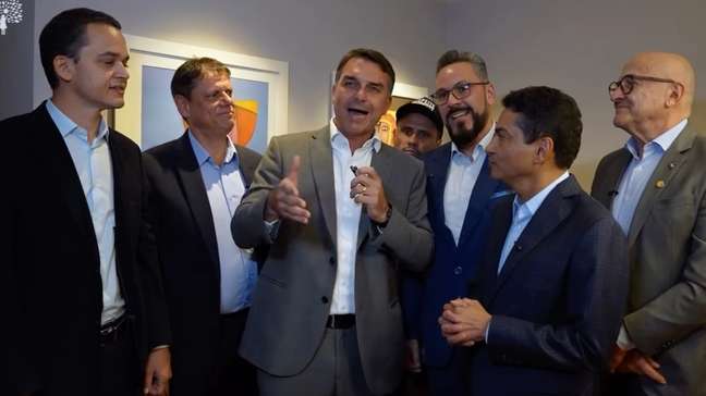 Flávio defende legado do governo Bolsonaro ao agradecer apoio do Republicanos à sua candidatura