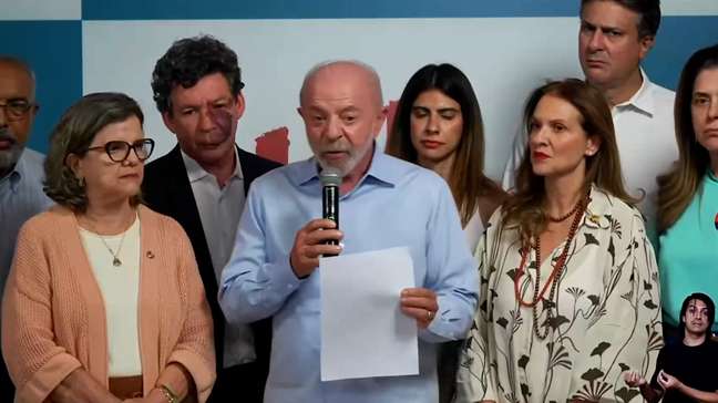 Lula diz que Flávio está com 'vergonha' por 'não assumir compromisso' em votar pelo fim da escala 6x1
