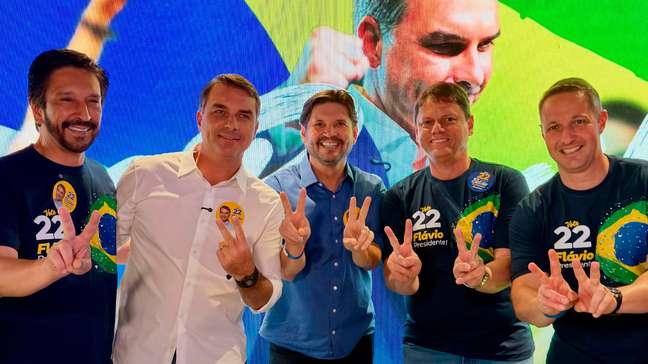 Flávio Bolsonaro se reúne com prefeitos e aliados em encontro organizado por Ricardo Nunes em SP