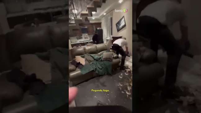 Brasileiro que luta pela Ucrânia mostra momento em que prédio é atingido por míssil russo #shorts