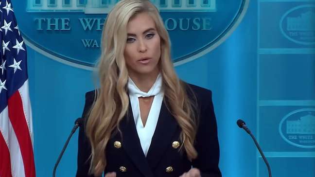 Nova porta-voz da Casa Branca comete gafe em coletiva e chama Trump de 'marido'