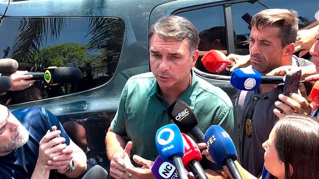 Flávio Bolsonaro muda posição e diz que votará a favor do fim da escala 6x1: 'Vontade da maioria'