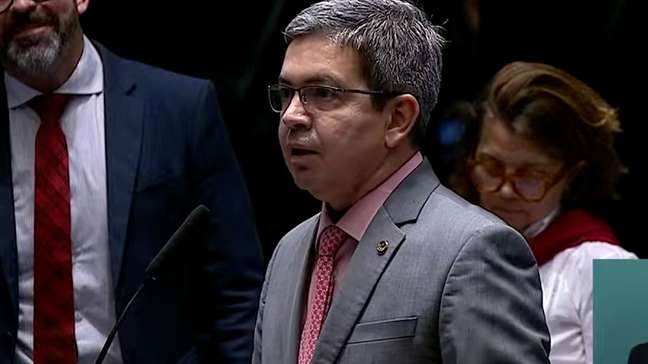 Randolfe ironiza mudança de posição de Flávio Bolsonaro sobre fim da escala 6x1: 'Vai fazer o L'