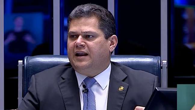Alcolumbre 'dá bronca' em parlamentares por conversas paralelas durante sessão sobre fim da escala 6x1