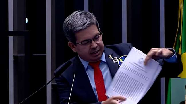 Randolfe Rodrigues questiona ausência de Flávio Bolsonaro em votação da PEC do fim da escala 6x1
