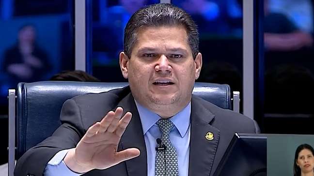 Alcolumbre rebate críticas após votação do fim da 6x1 e retira PEC da Segurança Pública da pauta