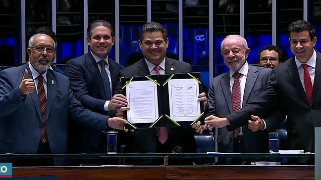 Com presença de Lula, Congresso promulga fim da escala 6x1; veja o momento 