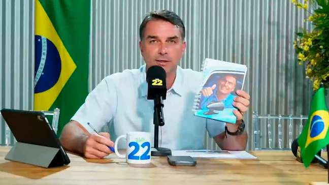Flávio Bolsonaro comenta pesquisa Datafolha e diz que está ‘muito mais na frente’ de Lula