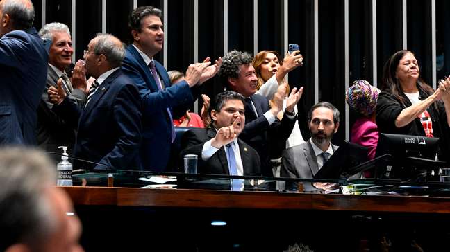 Advogados trabalhistas explicam o fim da escala 6x1 e apontam que duas folgas semanais é obrigatória