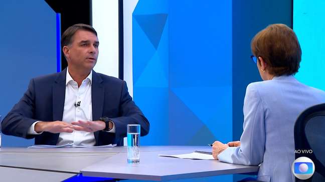 Flávio Bolsonaro cita negócios da Globo com Vorcaro e é rebatido por Renata Lo Prete durante sabatina