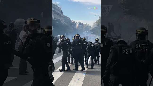 Casal é flagrado bebendo e conversando em meio a protestos em Paris #shorts