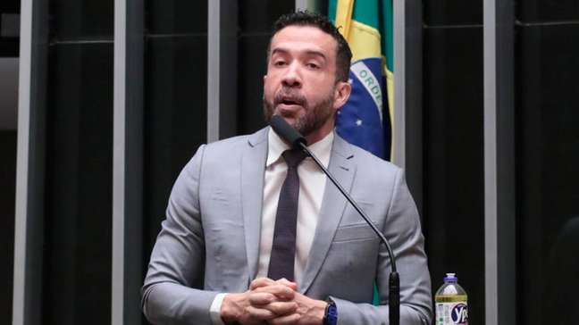 Janones recebe apoio de ‘soldados do Lula’ após ser internado em UTI por arritmia cardíaca: 'Melhoras, comandante'