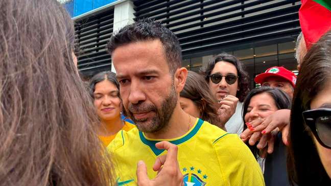 Janones recebe alta após arritmia cardíaca e diz que sintomas começaram em debate: ‘Dificuldade para respirar’