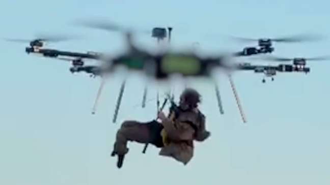 Militares ucranianos realizam resgate inédito de soldado ferido com drone aéreo