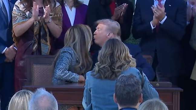 Melania Trump desvia de tentativa de beijo de Donald Trump em evento na Casa Branca