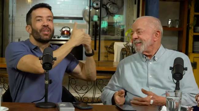 Lula pede para ser chamado de 'marechal' durante live com seu 'exército' ao lado de Janones