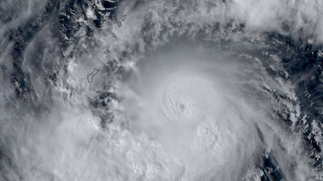 'Vídeo mostra 'ciclone monstro’ que chegou a 296 km/h e formou olho gigante no Oceano Pacífico