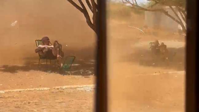 Veja idoso de 80 anos sentado em meio a redemoinho de areia no Piauí; vídeo viraliza