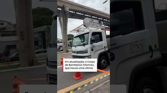 Carro fica preso após guindaste cair e atingir monotrilho em SP #shorts