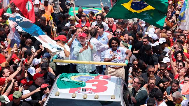 Apoiadores de Lula ocupam a orla de Copacabana em último ato no Rio 