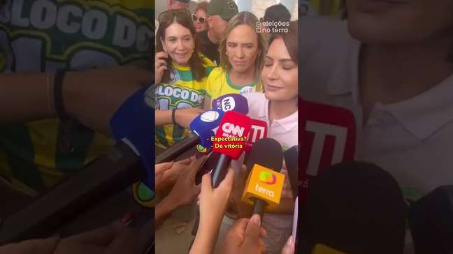 Michelle Bolsonaro afirma que acompanhará apuração ao lado de Jair: 'Ficar com meu galego' #shorts