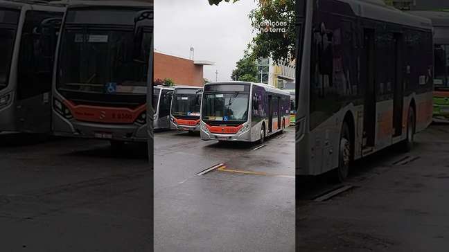 Vídeos mostram ônibus parados nas garagens em SP em dia de votação #shorts
