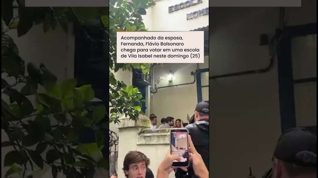 Flávio Bolsonaro vota no Rio em meio a gritos de 'miliciano' e 'Lula Ladrão' #shorts