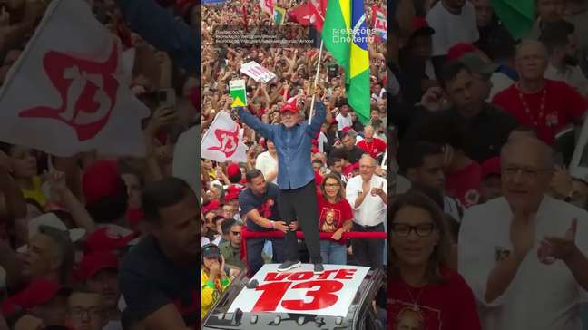 'Mar vermelho' toma conta da Av. Paulista em último ato da campanha de Lula #shorts
