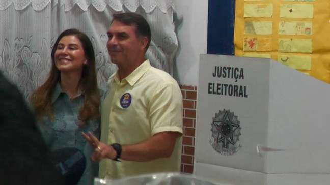 Beijo na esposa e agradecimentos: veja como foi o momento do voto de Flávio Bolsonaro