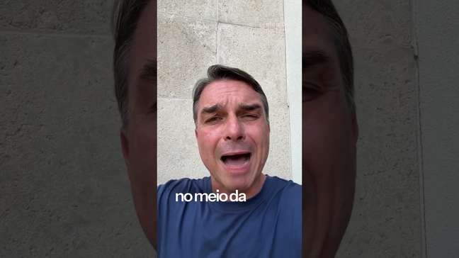 Flávio Bolsonaro diz que foi intimado pela PF a entregar passaporte após decisão de Moraes #shorts
