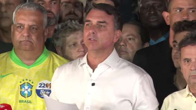 Flávio Bolsonaro não reconhece resultado, cita 'sacanagem' e diz que irá pedir anulação da eleição