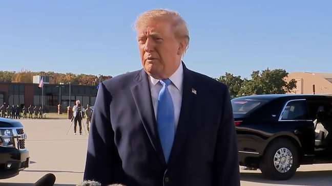 Sem mostrar provas, Trump diz que eleição no Brasil ‘pareceu fraudada’ e critica extensão da votação