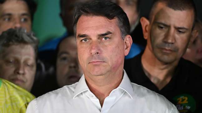Flávio Bolsonaro chega aos EUA com mulher e filhas após derrota nas urnas; governo Trump concederá vistos