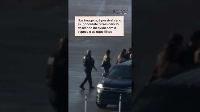 Veja momento em que Flávio Bolsonaro e família desembarcam de avião em Miami #shorts