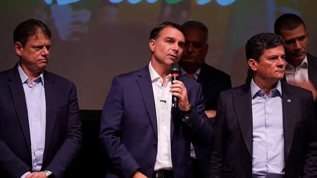 Flávio Bolsonaro se declara ‘verdadeiro presidente eleito do Brasil’ em 1ª manifestação nos EUA