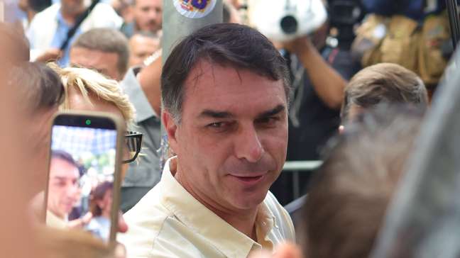 Repórter acompanha em Brasília repercussão da viagem de Flávio Bolsonaro aos EUA